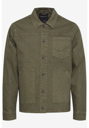 Chaqueta de mezclilla verde oliva con cierre de botones, cuello puntiagudo, dos bolsillos en el pecho y dos bolsillos laterales. Presenta costuras en contraste.