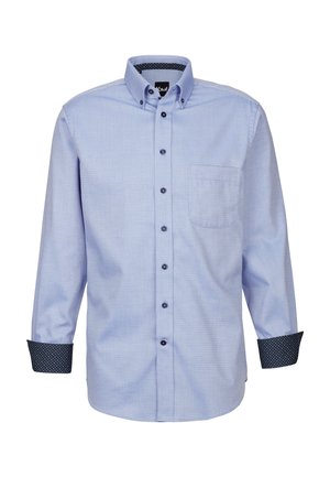 Helles blaues Hemd mit Knopfleiste und subtilen Mustern, das eine Brusttasche und dunkle Polka-Dot-Ärmelbündchen aufweist. Schwarze Knöpfe auf der Vorderseite.