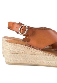 Shoe The Bear ORCHID CROSS - Kiilakorkosandaali - hellbraun