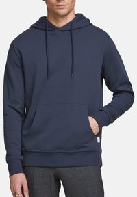 Hoodie bleu marine en tissu doux, avec une poche avant, un capuche à cordon et des poignets côtelés. Texture lisse sans motifs visibles.