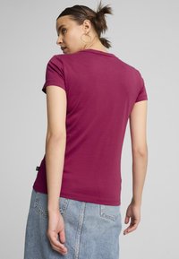 Puma ESSENTIALS LOGO RUNDHALS KURZARM - Camiseta estampada - magenta gleam