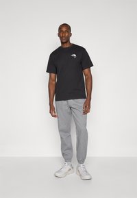 The North Face SIMPLE DOME REGULAR TAPERED JOGGER - Tracksuit bottoms - medium grey heather