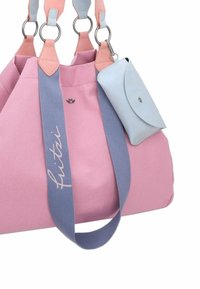 Borsa in tela rosa con manici in pelle blu e rosa, accessori in metallo argentato e una piccola pochette blu abbinata attaccata. Presenta dettagli ricamati.