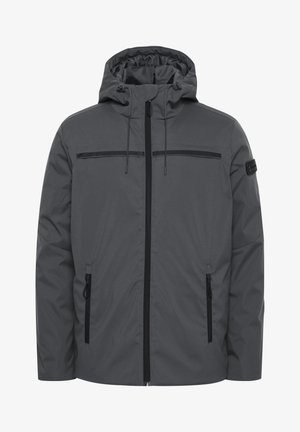 Veste imperméable grise pour homme avec capuche, fermeture éclair avant, deux poches latérales et accents noirs. Texture lisse, cordons de réglage ajustables.
