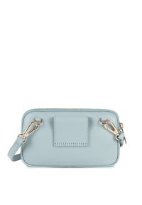 Borsa in pelle di colore azzurro chiaro con forma rettangolare, accessori dorati, chiusura a zip e una piccola tasca frontale. Presenta una tracolla rimovibile.