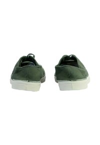 Scarpe slip-on in tela verde con superficie texturizzata e suole in gomma bianca. Presentano un design minimalista e dettagli di cucitura a contrasto.