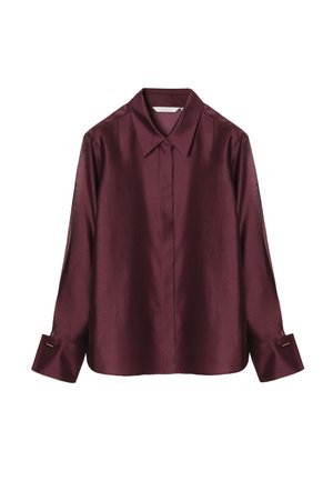 Blusa in raso a maniche lunghe color bordeaux intenso con colletto appuntito e patta con bottoni nascosti, con gemelli sui polsini ampi.
