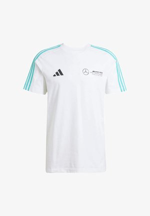 Biała koszulka bawełniana z turkusowymi trzema paskami Adidas na ramionach. Zawiera czarne logo Adidas oraz branding Mercedes AMG Petronas.