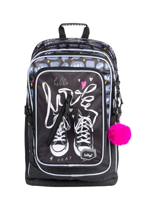 Czarny i szary plecak z grafiką buta, kolorowymi akcentami tekstowymi, wieloma zamykanymi na zamek kieszeniami i różowym pomponem.