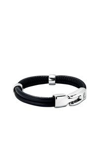 Pulsera de cuero negro con un cierre plateado elegante y textura suave, acentuada con herrajes plateados y detalles de diseño entrelazados.