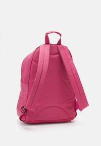 Guess CORE UNISEX - Nahrbtnik - juicy pink