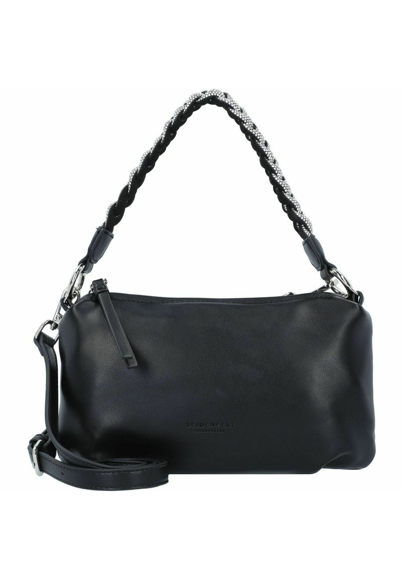 Bolso de mano de cuero negro con una correa trenzada de plata y negra, cierre de cremallera y corredera de hombro ajustable. Presenta una textura suave y una marca mínima.