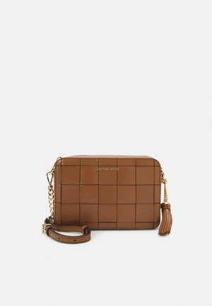 Sac à bandoulière en cuir marron avec un motif en grille, quincaillerie dorée, une chaîne et une sangle en cuir, et un détail en pampille. Marqué du logo "MICHAEL KORS".