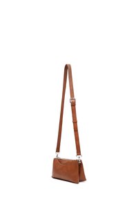 Štíhla hnedá kožená crossbody taška s nastaviteľným popruhom, striebornými doplnkami, textúrovaným povrchom a nenápadne vykrojeným horným okrajom.
