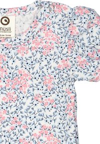 Body neonato floreale in morbido tessuto leggero. Fondo bianco con fiori rosa e dettagli blu scuro. Chiusura a pressione sulla spalla.