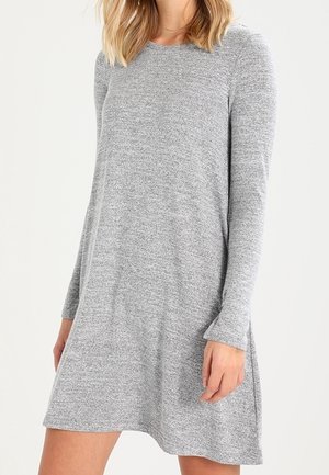 Grå langærmet kjole lavet af blødt, tekstureret stof, med en afslappet pasform og en beskeden rund halsudskæring. Blid A-form.