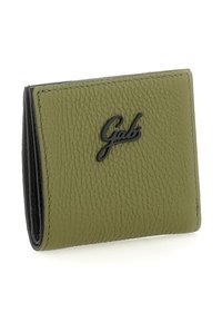 Portafoglio pieghevole in pelle verde oliva testurizzata con logo nero "Gab" sul davanti, su sfondo bianco.