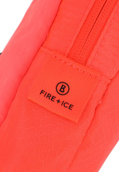 Svetlo koralna torba z teksturo satovja, z zadrgo na vrhu in oznako "FIRE + ICE" v črni barvi na teksturnem delu.
