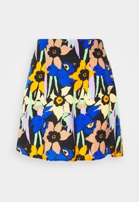 En flækket mini nederdel med sort baggrund, prydet med et farverigt blomstermotiv i blå, gul og fersken, lavet af letvægtsstof.
