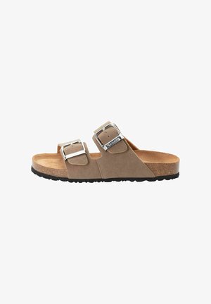 Beige Wildleder-Sandalen mit zwei Riemen, silbernen Beschlägen, Kork-Fußbett und schwarzer Gummisohle, ausgestattet mit verstellbaren Schnallen für einen sicheren Sitz.