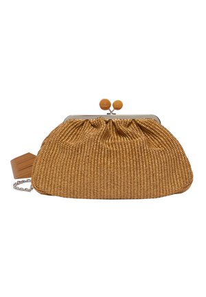 Piccola pochette intrecciata marrone chiaro con cornice in argento, chiusura con sfere di legno e tracolla a catena attaccata a una linguetta di pelle.