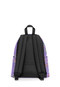 Mochila floral púrpura con correas y parte trasera acolchadas en negro. Presenta un tejido texturizado y bolsillos laterales. Cierre de cremallera en el compartimento principal.