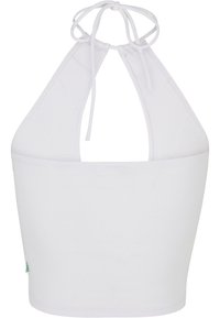 Haut de bikini blanc à col halter avec une fermeture à nouer. Fabriqué en tissu doux avec une texture lisse et un design sans manches ajusté.
