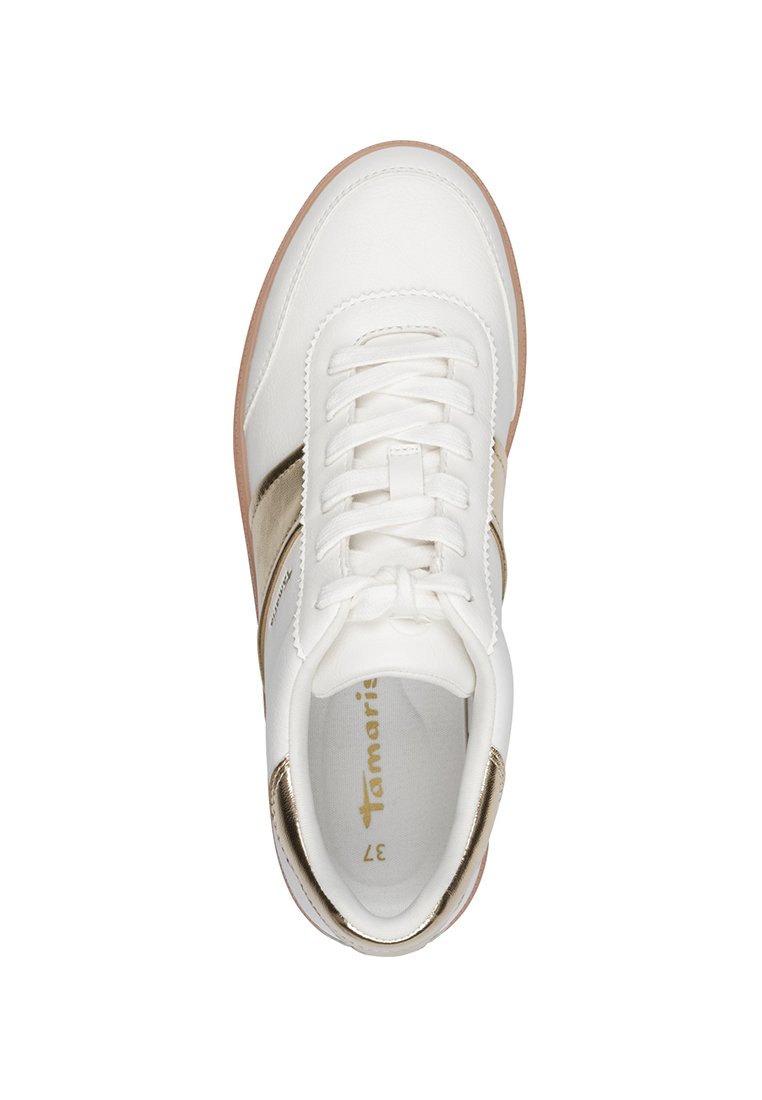 Białe tenisówki z gładkiej skórzanej cholewki, metaliczno-złotymi akcentami po bokach, płaskimi białymi sznurówkami i beżową gumową podeszwą. Widoczna nazwa marki.