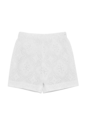Shorts blancs taille haute avec broderie ajourée en dentelle florale et bords festonnés, présentant une ceinture plate à l'avant et une coupe décontractée.