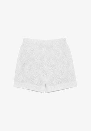 Shorts blancs taille haute avec broderie ajourée en dentelle florale et bords festonnés, présentant une ceinture plate à l'avant et une coupe décontractée.
