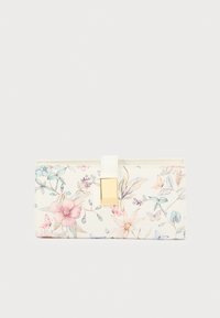 Cartera floral con fondo crema, con patrones florales en rosa y azul, una correa blanca y cierre con herrajes dorados.