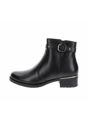 Bota negra de cuero hasta el tobillo con tacón bajo tipo bloque, cremallera lateral y correa decorativa con hebilla alrededor de la parte superior del tobillo.