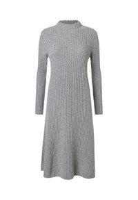 Harmaa ribbineulova mekko, jossa on korkea kaulus ja pitk�ät hihat, levenevä siluetti ja pehmeä materiaali.