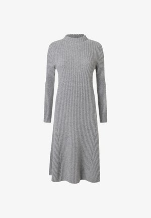 Szara prążkowana sukienka z wysokim kołnierzem i długimi rękawami, o rozkloszowanym kroju i miękkiej fakturze.