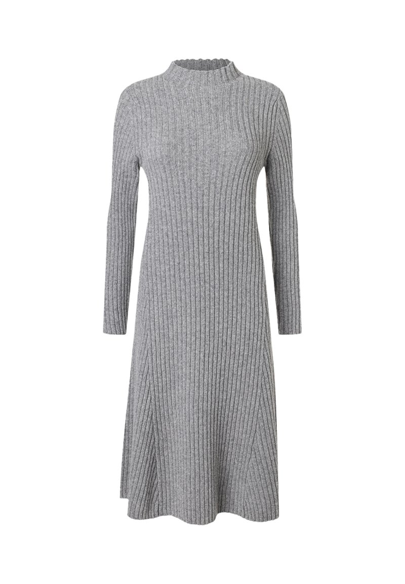 Harmaa ribbineulova mekko, jossa on korkea kaulus ja pitkät hihat, levenevä siluetti ja pehmeä materiaali.