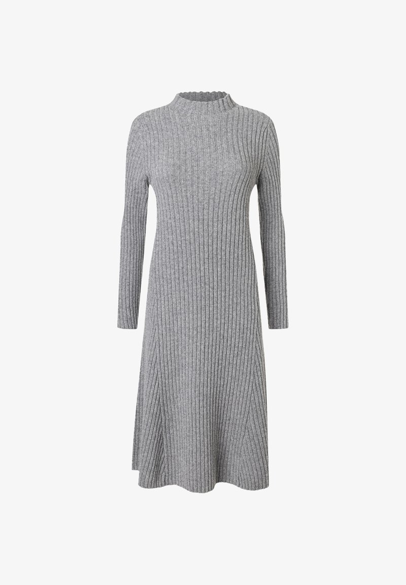 Abito grigio a coste con collo alto e maniche lunghe, caratterizzato da una silhouette svasata e una texture morbida.