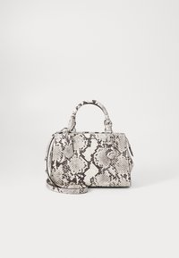 Lille håndtaske i hvid og sort slangeskindsmønster med tekstureret overflade, to håndtag og en justerbar crossbody-rem.