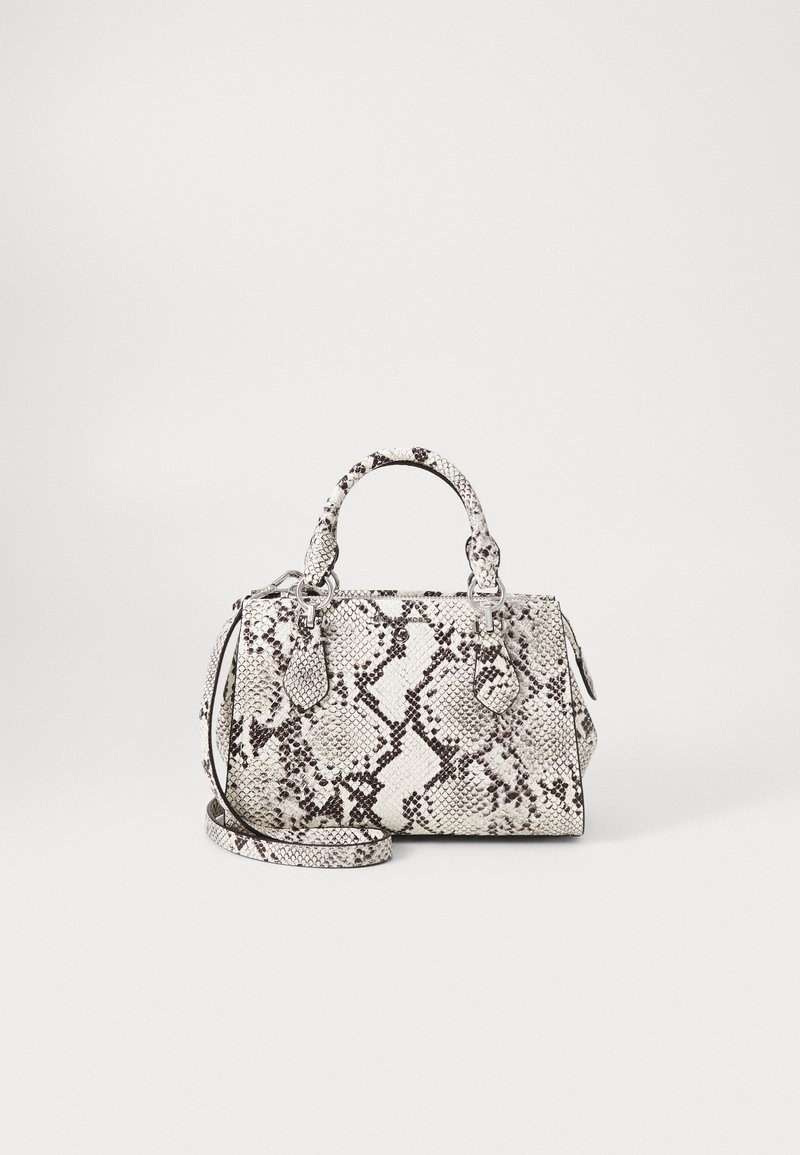 Lille håndtaske i hvid og sort slangeskindsmønster med tekstureret overflade, to håndtag og en justerbar crossbody-rem.