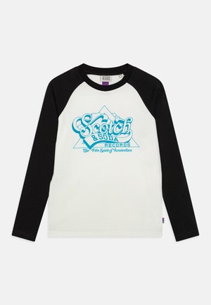 Koszulka raglan z długim rękawem z czarnymi rękawami i białym przodem, niebieskie logo „Scotch & Soda Records The Free Spirit of Amsterdam” z przodu.