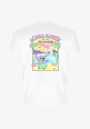 Camiseta blanca de algodón con un gráfico colorido de un personaje en una escena tropical con palmeras, olas y el texto "Aloha Hawaii".