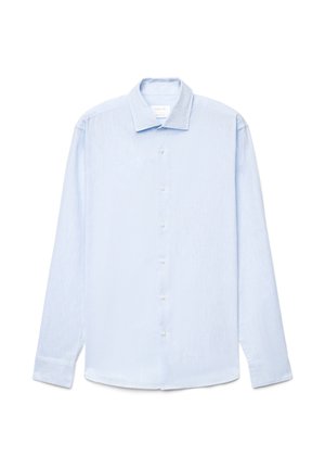 Hellblaues langärmliges Hemd mit Knöpfen, klassischem Kragen und geknöpften Manschetten, flach auf einem weißen Hintergrund ausgelegt.