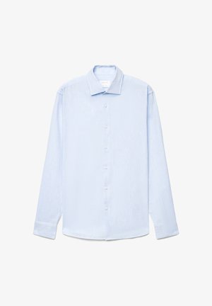 Hellblaues langärmliges Hemd mit Knöpfen, klassischem Kragen und geknöpften Manschetten, flach auf einem weißen Hintergrund ausgelegt.