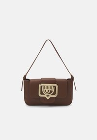 Sélectionné, brunette