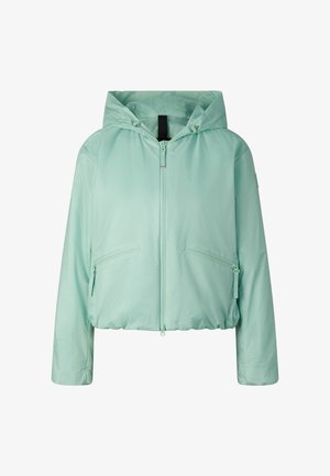 Lichtgroene jas met capuchon, voorzien van een ritssluiting aan de voorkant, twee ritssluitzakken aan de zijkant en een elastische zoom, getoond tegen een effen witte achtergrond.