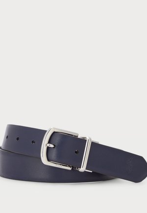 Marine leren riem met een zilveren metalen gesp. Heeft een gladde textuur en verschillende verstelbare gaten voor maataanpassing.