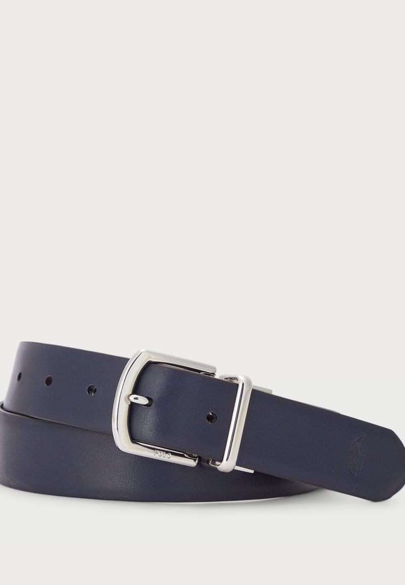 Ceinture en cuir bleu marine avec une boucle en métal argenté. Présente une texture lisse et plusieurs trous réglables pour un ajustement de taille.