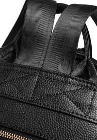Zaino in pelle nera con texture trapuntata e finitura liscia. Include spallacci spessi intrecciati e una zip dorata.