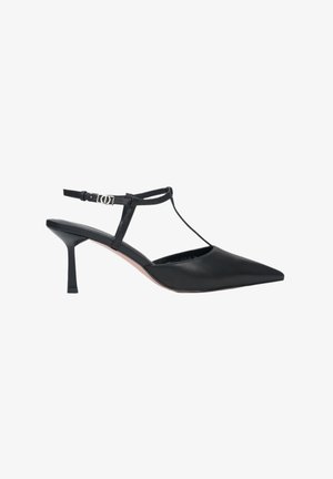 Czarne skórzane szpilki typu slingback z wyciągniętym noskiem, cienkim paskiem wokół kostki i obcasem w postaci stiletto o wysokości 2,5 cala. Oferują subtelną srebrną ozdobę.