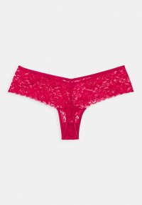 Rode kanten strings met een bloemenpatroon, met gegolfde randen en een doorschijnende, lichte textuur. Ontworpen in een V-vorm voor minimale bedekking.