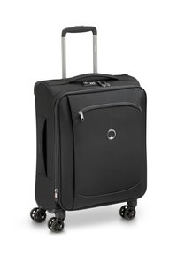 Maleta negra con un exterior de tela texturizada, cremallera empotrada, asa lateral y cuatro ruedas giratorias para facilitar la maniobrabilidad.